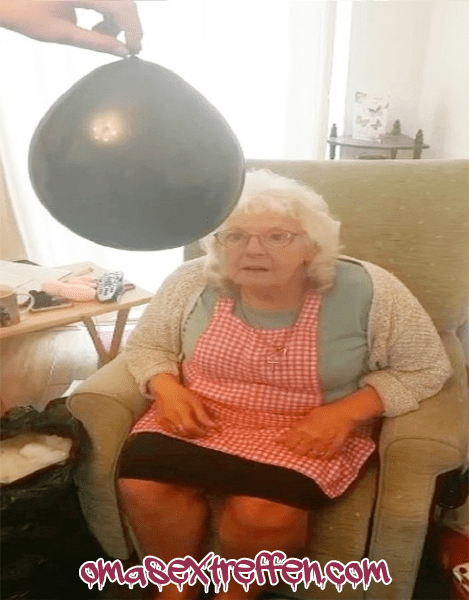 Oma mit Ballon Fetisch sucht Gleichgesinnte