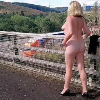 Gangbang beim Parkplatzsex mit Oma